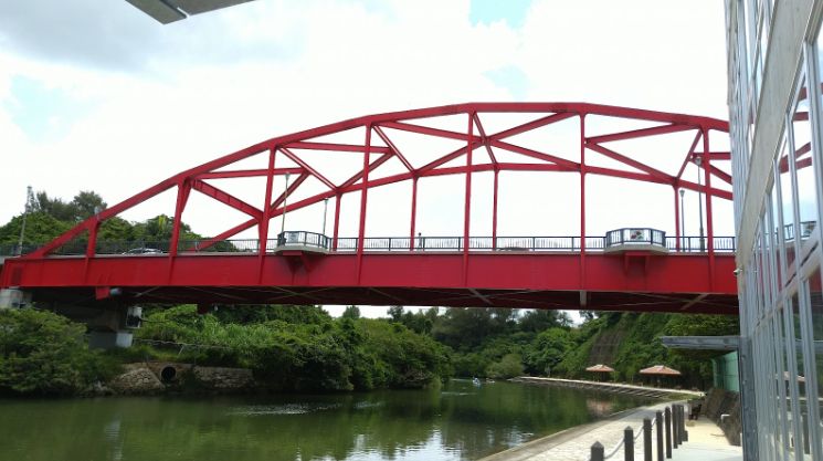 比謝川に架かる赤い橋
